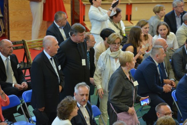 Przemarsz uczestników Jubileuszu Szkoły